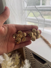 Cargar imagen en el visor de la galería, Daisy Earrings
