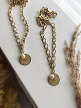 Cargar imagen en el visor de la galería, Dios Me Cuida Necklace
