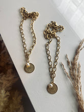 Cargar imagen en el visor de la galería, Dios Me Cuida Necklace
