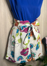 Cargar imagen en el visor de la galería, Flower Short
